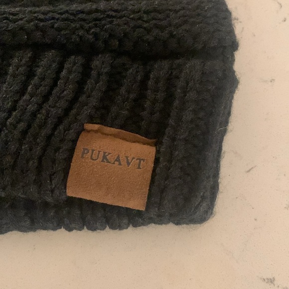 Two winter hats - Picture 3 of 4